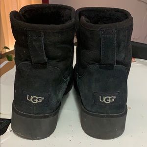 Black size 7 Ugg ankle boots.